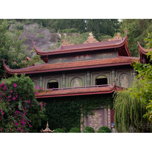 Cổng Tam quan và lối dẫn lên chùa