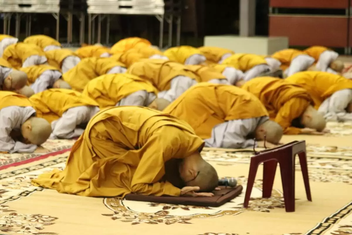 Nghệ thuật Lễ Bái: Sự Hợp Nhất của Thân - Khẩu - Ý